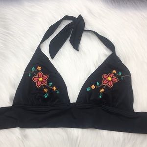 ⭐️ 4/25 Black Top w/Embroidery & bead detailing